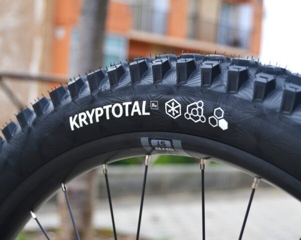 La Haibike ALLMTN 2 es una bicicleta eléctrica de montaña diseñada para conquistar cualquier terreno. Equipado con un motor Yamaha PW-X3, batería de 720 Wh y una horquilla RockShox de 160 mm de recorrido, este modelo ofrece una experiencia de conducción única. Con un diseño de rueda Mullet (29" delante, 27.5" detrás) y componentes de calidad como el SRAM SX Eagle de 12 velocidades, es ideal para aventuras largas y desafiantes. Su cuadro de aluminio y frenos TRP Slate T4 aseguran durabilidad y control excepcionales.