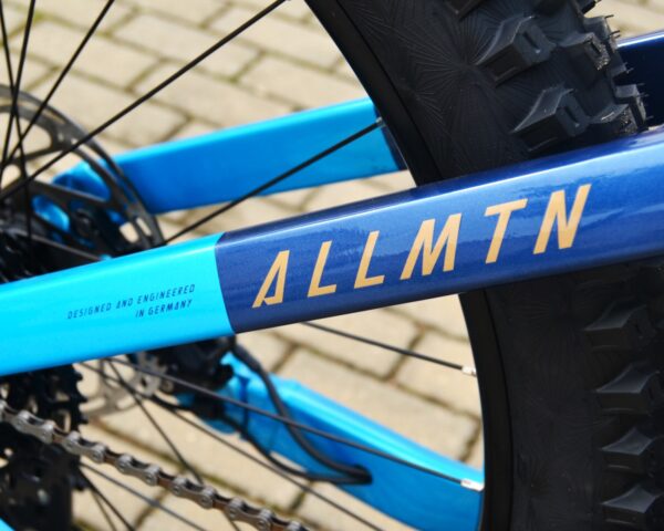 La Haibike ALLMTN 2 es una bicicleta eléctrica de montaña diseñada para conquistar cualquier terreno. Equipado con un motor Yamaha PW-X3, batería de 720 Wh y una horquilla RockShox de 160 mm de recorrido, este modelo ofrece una experiencia de conducción única. Con un diseño de rueda Mullet (29" delante, 27.5" detrás) y componentes de calidad como el SRAM SX Eagle de 12 velocidades, es ideal para aventuras largas y desafiantes. Su cuadro de aluminio y frenos TRP Slate T4 aseguran durabilidad y control excepcionales.