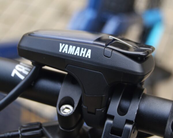 La Haibike ALLMTN 2 es una bicicleta eléctrica de montaña diseñada para conquistar cualquier terreno. Equipado con un motor Yamaha PW-X3, batería de 720 Wh y una horquilla RockShox de 160 mm de recorrido, este modelo ofrece una experiencia de conducción única. Con un diseño de rueda Mullet (29" delante, 27.5" detrás) y componentes de calidad como el SRAM SX Eagle de 12 velocidades, es ideal para aventuras largas y desafiantes. Su cuadro de aluminio y frenos TRP Slate T4 aseguran durabilidad y control excepcionales.