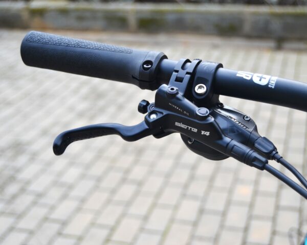 La Haibike ALLMTN 2 es una bicicleta eléctrica de montaña diseñada para conquistar cualquier terreno. Equipado con un motor Yamaha PW-X3, batería de 720 Wh y una horquilla RockShox de 160 mm de recorrido, este modelo ofrece una experiencia de conducción única. Con un diseño de rueda Mullet (29" delante, 27.5" detrás) y componentes de calidad como el SRAM SX Eagle de 12 velocidades, es ideal para aventuras largas y desafiantes. Su cuadro de aluminio y frenos TRP Slate T4 aseguran durabilidad y control excepcionales.