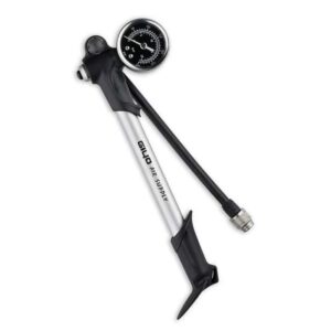 El inflador Giyo Amortiguador MTB GS 02PT está diseñado específicamente para los ciclistas de MTB que buscan un inflado preciso y eficiente, especialmente para sus amortiguadores y suspensiones. Este inflador cuenta con una construcción robusta y una válvula de alta precisión que asegura un inflado rápido y seguro, permitiendo alcanzar la presión ideal para un rendimiento óptimo en cualquier terreno. Su diseño compacto y portátil lo convierte en el compañero perfecto para llevar en tus rutas de montaña, asegurando que puedas ajustar la presión de tus amortiguadores de manera rápida y fácil en cualquier momento.