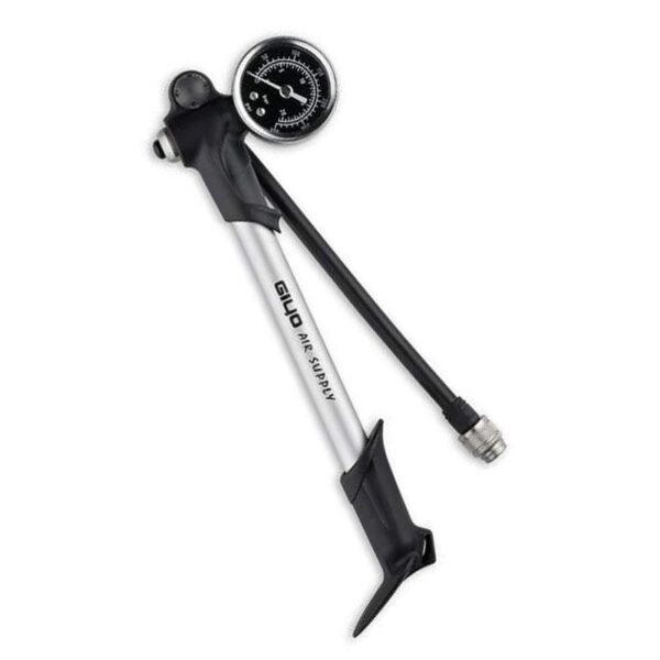 El inflador Giyo Amortiguador MTB GS 02PT está diseñado específicamente para los ciclistas de MTB que buscan un inflado preciso y eficiente, especialmente para sus amortiguadores y suspensiones. Este inflador cuenta con una construcción robusta y una válvula de alta precisión que asegura un inflado rápido y seguro, permitiendo alcanzar la presión ideal para un rendimiento óptimo en cualquier terreno. Su diseño compacto y portátil lo convierte en el compañero perfecto para llevar en tus rutas de montaña, asegurando que puedas ajustar la presión de tus amortiguadores de manera rápida y fácil en cualquier momento.