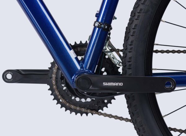 La Lapierre Edge 2.9 HT 29 es una bicicleta de montaña de aluminio diseñada para ofrecer una conducción cómoda y eficiente, equipada con ruedas de 29 pulgadas y componentes de alta calidad. Con su cuadro de aluminio, horquilla de suspensión y frenos de disco, es ideal para ciclistas que buscan una opción versátil tanto para rutas de montaña como para recorridos más largos.
