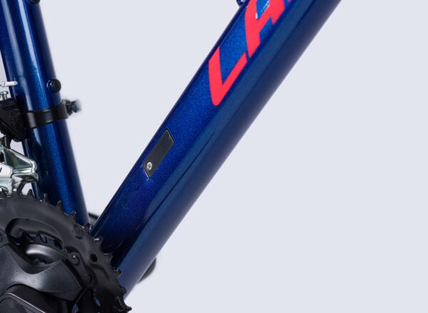La Lapierre Edge 2.9 HT 29 es una bicicleta de montaña de aluminio diseñada para ofrecer una conducción cómoda y eficiente, equipada con ruedas de 29 pulgadas y componentes de alta calidad. Con su cuadro de aluminio, horquilla de suspensión y frenos de disco, es ideal para ciclistas que buscan una opción versátil tanto para rutas de montaña como para recorridos más largos.