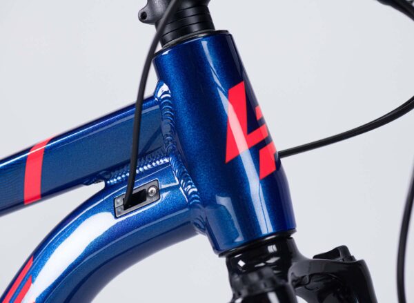La Lapierre Edge 2.9 HT 29 es una bicicleta de montaña de aluminio diseñada para ofrecer una conducción cómoda y eficiente, equipada con ruedas de 29 pulgadas y componentes de alta calidad. Con su cuadro de aluminio, horquilla de suspensión y frenos de disco, es ideal para ciclistas que buscan una opción versátil tanto para rutas de montaña como para recorridos más largos.