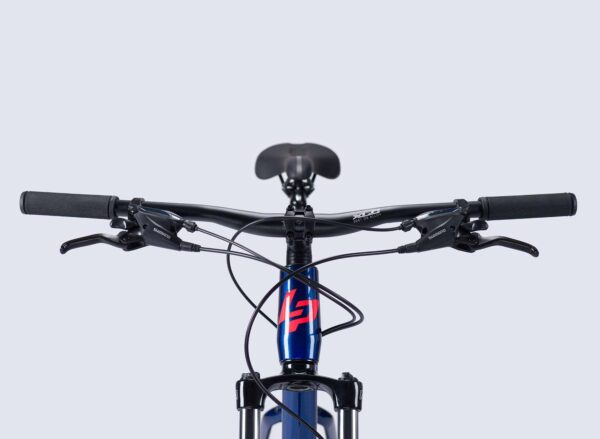 La Lapierre Edge 2.9 HT 29 es una bicicleta de montaña de aluminio diseñada para ofrecer una conducción cómoda y eficiente, equipada con ruedas de 29 pulgadas y componentes de alta calidad. Con su cuadro de aluminio, horquilla de suspensión y frenos de disco, es ideal para ciclistas que buscan una opción versátil tanto para rutas de montaña como para recorridos más largos.