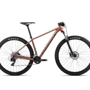 La Orbea Onna 29 50 es una bicicleta de montaña con cuadro de aluminio, equipada con una horquilla de suspensión que proporciona comodidad y control en terrenos irregulares. Con un sistema de transmisión Shimano y frenos V-Brake, ofrece una experiencia de conducción precisa y fiable. Ideal para principiantes y ciclistas intermedios, esta bicicleta es perfecta para aquellos que buscan iniciarse en el mundo del MTB sin comprometer la calidad.