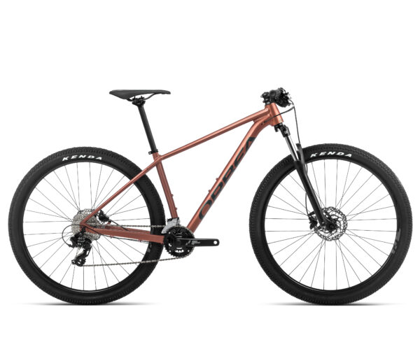 La Orbea Onna 29 50 es una bicicleta de montaña con cuadro de aluminio, equipada con una horquilla de suspensión que proporciona comodidad y control en terrenos irregulares. Con un sistema de transmisión Shimano y frenos V-Brake, ofrece una experiencia de conducción precisa y fiable. Ideal para principiantes y ciclistas intermedios, esta bicicleta es perfecta para aquellos que buscan iniciarse en el mundo del MTB sin comprometer la calidad.