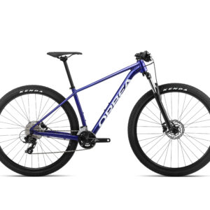 La Orbea Onna 29 50 es una bicicleta de montaña con cuadro de aluminio, equipada con una horquilla de suspensión que proporciona comodidad y control en terrenos irregulares. Con un sistema de transmisión Shimano y frenos V-Brake, ofrece una experiencia de conducción precisa y fiable. Ideal para principiantes y ciclistas intermedios, esta bicicleta es perfecta para aquellos que buscan iniciarse en el mundo del MTB sin comprometer la calidad.