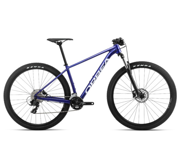 La Orbea Onna 29 50 es una bicicleta de montaña con cuadro de aluminio, equipada con una horquilla de suspensión que proporciona comodidad y control en terrenos irregulares. Con un sistema de transmisión Shimano y frenos V-Brake, ofrece una experiencia de conducción precisa y fiable. Ideal para principiantes y ciclistas intermedios, esta bicicleta es perfecta para aquellos que buscan iniciarse en el mundo del MTB sin comprometer la calidad.