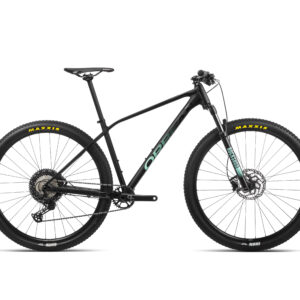 La Orbea Alma H30 2022 es una bicicleta de montaña de alto rendimiento diseñada para ofrecer velocidad y control en terrenos técnicos. Con un cuadro de aluminio Orbea Alma de alta calidad y componentes de primer nivel, está construida para afrontar desafíos tanto en competiciones como en aventuras de montaña. Su horquilla RockShox Judy Silver, junto con los frenos Shimano MT200 de disco hidráulico, garantizan una conducción suave y segura. Equipado con una transmisión Shimano Deore 12 velocidades, proporciona cambios precisos para una experiencia de conducción impecable en terrenos irregulares. Las ruedas de 29 pulgadas ofrecen estabilidad y tracción, lo que hace que la Orbea Alma H30 sea ideal para ciclistas que buscan la mezcla perfecta entre rendimiento y confort en el trail.