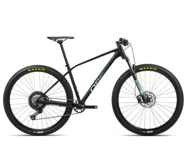 La Orbea Alma H30 2022 es una bicicleta de montaña de alto rendimiento diseñada para ofrecer velocidad y control en terrenos técnicos. Con un cuadro de aluminio Orbea Alma de alta calidad y componentes de primer nivel, está construida para afrontar desafíos tanto en competiciones como en aventuras de montaña. Su horquilla RockShox Judy Silver, junto con los frenos Shimano MT200 de disco hidráulico, garantizan una conducción suave y segura. Equipado con una transmisión Shimano Deore 12 velocidades, proporciona cambios precisos para una experiencia de conducción impecable en terrenos irregulares. Las ruedas de 29 pulgadas ofrecen estabilidad y tracción, lo que hace que la Orbea Alma H30 sea ideal para ciclistas que buscan la mezcla perfecta entre rendimiento y confort en el trail.