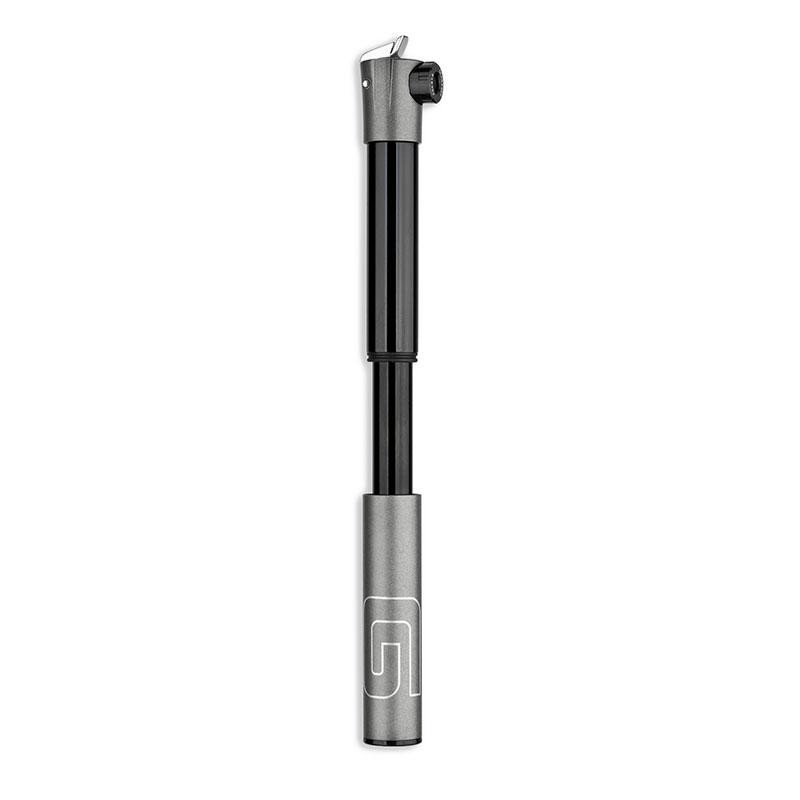 El Micro Inflador Telescópico Giyo GM-43LT MTB es la solución perfecta para mantener tus neumáticos inflados durante tus aventuras, sin ocupar espacio adicional en tu mochila.