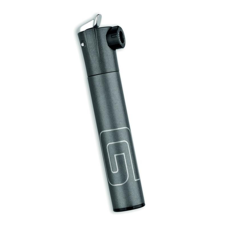 El Micro Inflador Telescópico Giyo GM-43LT MTB es la solución perfecta para mantener tus neumáticos inflados durante tus aventuras, sin ocupar espacio adicional en tu mochila.