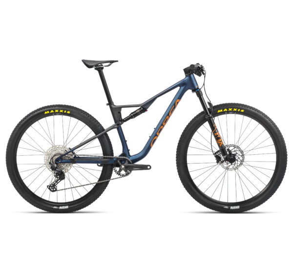 "Bicicleta Orbea Oiz H30 2023 de montaña con cuadro de aluminio pulido, horquilla Fox 32 Float Rhythm, amortiguador trasero Fox i-line DPS, transmisión Shimano Deore de 12 velocidades y frenos hidráulicos Shimano MT201. Ideal para rally y cross-country."