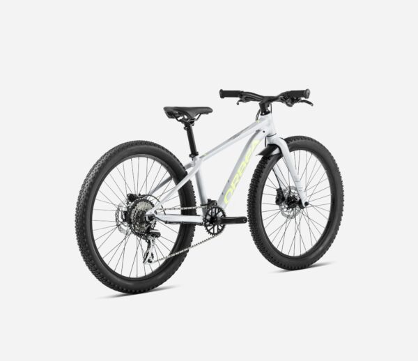 La Orbea MX 24 2024 es la bicicleta perfecta para niños que buscan explorar el mundo en dos ruedas. Con su cuadro de aluminio 6061, horquilla SR Suntour y componentes Shimano de alta calidad, ofrece una conducción suave y cómoda. Ideal para los ciclistas más jóvenes, esta bici garantiza tanto diversión como seguridad en cada aventura. Su transmisión de 7 velocidades y frenos V-Brake aseguran un rendimiento excepcional tanto en terrenos urbanos como en rutas más técnicas.