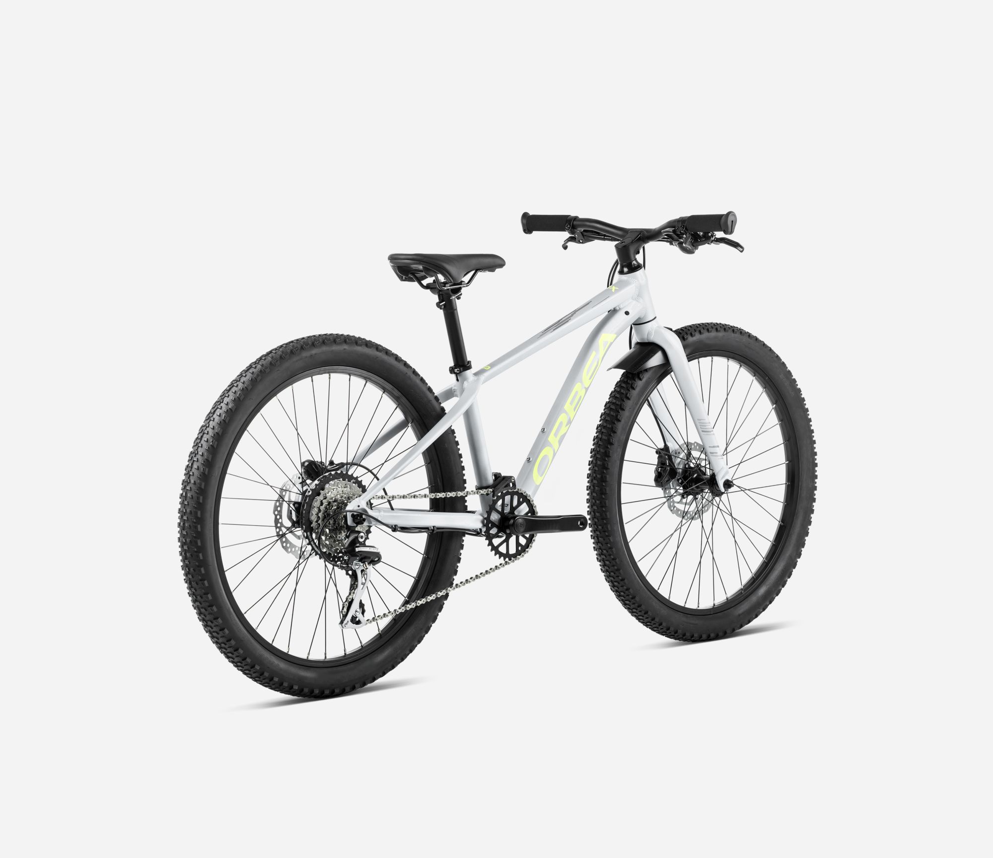 La Orbea MX 24 2024 es la bicicleta perfecta para niños que buscan explorar el mundo en dos ruedas. Con su cuadro de aluminio 6061, horquilla SR Suntour y componentes Shimano de alta calidad, ofrece una conducción suave y cómoda. Ideal para los ciclistas más jóvenes, esta bici garantiza tanto diversión como seguridad en cada aventura. Su transmisión de 7 velocidades y frenos V-Brake aseguran un rendimiento excepcional tanto en terrenos urbanos como en rutas más técnicas.