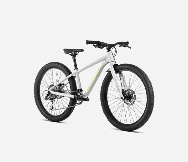La Orbea MX 24 2024 es la bicicleta perfecta para niños que buscan explorar el mundo en dos ruedas. Con su cuadro de aluminio 6061, horquilla SR Suntour y componentes Shimano de alta calidad, ofrece una conducción suave y cómoda. Ideal para los ciclistas más jóvenes, esta bici garantiza tanto diversión como seguridad en cada aventura. Su transmisión de 7 velocidades y frenos V-Brake aseguran un rendimiento excepcional tanto en terrenos urbanos como en rutas más técnicas.