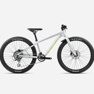 La Orbea MX 24 2024 es la bicicleta perfecta para niños que buscan explorar el mundo en dos ruedas. Con su cuadro de aluminio 6061, horquilla SR Suntour y componentes Shimano de alta calidad, ofrece una conducción suave y cómoda. Ideal para los ciclistas más jóvenes, esta bici garantiza tanto diversión como seguridad en cada aventura. Su transmisión de 7 velocidades y frenos V-Brake aseguran un rendimiento excepcional tanto en terrenos urbanos como en rutas más técnicas.
