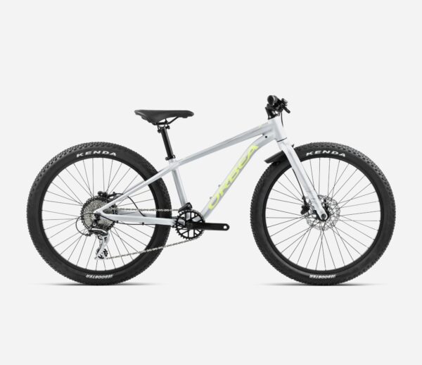 La Orbea MX 24 2024 es la bicicleta perfecta para niños que buscan explorar el mundo en dos ruedas. Con su cuadro de aluminio 6061, horquilla SR Suntour y componentes Shimano de alta calidad, ofrece una conducción suave y cómoda. Ideal para los ciclistas más jóvenes, esta bici garantiza tanto diversión como seguridad en cada aventura. Su transmisión de 7 velocidades y frenos V-Brake aseguran un rendimiento excepcional tanto en terrenos urbanos como en rutas más técnicas.