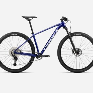 Bicicleta Orbea Onna 29 20 2024, con cuadro de aluminio, horquilla RockShox Judy Silver TK de 100 mm, transmisión Shimano Deore M5100, frenos de disco hidráulicos Shimano MT201, ruedas de 29" y cubiertas Kenda Booster 2.40".