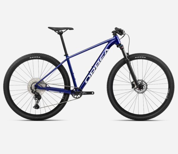 Bicicleta Orbea Onna 29 20 2024, con cuadro de aluminio, horquilla RockShox Judy Silver TK de 100 mm, transmisión Shimano Deore M5100, frenos de disco hidráulicos Shimano MT201, ruedas de 29" y cubiertas Kenda Booster 2.40".