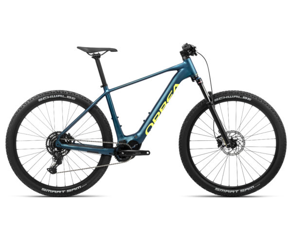 Bicicleta eléctrica de montaña Orbea Urrun 40 2024 con motor Shimano EP600 y batería integrada de 540Wh. Equipado con horquilla SR Suntour, frenos hidráulicos Shimano MT201 y ruedas de 29" tubeless. Ideal para trail y aventuras en montaña, con un cuadro de aleación de alta resistencia y transmisión Shimano de 9 velocidades.