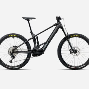 La Orbea Wild H20 ST 2025 es una bicicleta eléctrica de montaña diseñada para aventuras extremas. Con un potente motor Shimano EP8, batería integrada de 540 Wh y un sistema de suspensión avanzada, ofrece un rendimiento impresionante tanto en subidas como en descensos. Su cuadro de aluminio Hydroformed 6061 y sus ruedas de 29" garantizan una conducción suave y estable, mientras que su sistema de frenado hidráulico Shimano ofrece una seguridad máxima.