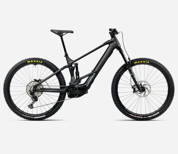La Orbea Wild H20 ST 2025 es una bicicleta eléctrica de montaña diseñada para aventuras extremas. Con un potente motor Shimano EP8, batería integrada de 540 Wh y un sistema de suspensión avanzada, ofrece un rendimiento impresionante tanto en subidas como en descensos. Su cuadro de aluminio Hydroformed 6061 y sus ruedas de 29" garantizan una conducción suave y estable, mientras que su sistema de frenado hidráulico Shimano ofrece una seguridad máxima.
