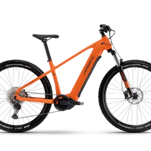 La Alltrack 6 es una bicicleta de montaña de alta calidad diseñada para ofrecer rendimiento y confort en terrenos técnicos y desafiantes. Con un cuadro de aluminio duradero y componentes de primer nivel, como una suspensión delantera de 120 mm y frenos hidráulicos, está equipada para afrontar aventuras en senderos con gran estabilidad. Además, su geometría optimizada proporciona una conducción ágil y segura, ideal para ciclistas que buscan tanto rendimiento en subida como en descenso. Perfecta para explorar el mundo fuera de la carretera.