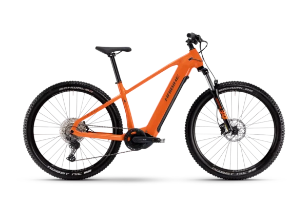 La Alltrack 6 es una bicicleta de montaña de alta calidad diseñada para ofrecer rendimiento y confort en terrenos técnicos y desafiantes. Con un cuadro de aluminio duradero y componentes de primer nivel, como una suspensión delantera de 120 mm y frenos hidráulicos, está equipada para afrontar aventuras en senderos con gran estabilidad. Además, su geometría optimizada proporciona una conducción ágil y segura, ideal para ciclistas que buscan tanto rendimiento en subida como en descenso. Perfecta para explorar el mundo fuera de la carretera.