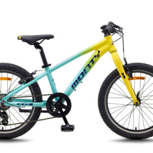 La Monty MKF52/KX5R R-20 es una bicicleta juvenil robusta y moderna, ideal para pequeños aventureros. Con su cuadro de aluminio Alloy 6061-T6 y ruedas de 20" de doble pared, garantiza una conducción estable y segura. Equipado con frenos V-Brake y accesorios prácticos como reflectores y pata de cabra, es perfecta para recorridos urbanos y paseos.
