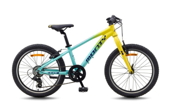 La Monty MKF52/KX5R R-20 es una bicicleta juvenil robusta y moderna, ideal para pequeños aventureros. Con su cuadro de aluminio Alloy 6061-T6 y ruedas de 20" de doble pared, garantiza una conducción estable y segura. Equipado con frenos V-Brake y accesorios prácticos como reflectores y pata de cabra, es perfecta para recorridos urbanos y paseos.