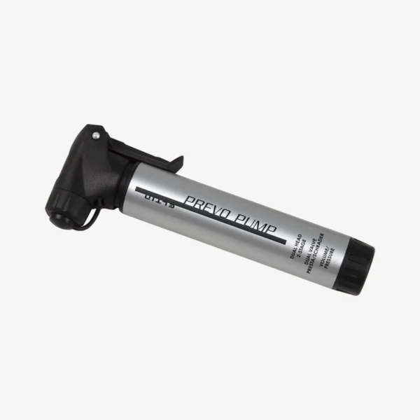 Este hinchador compacto en color plata es la herramienta perfecta para mantener tus neumáticos siempre a punto durante tus salidas. Con un racor doble y una válvula inteligente compatible con Presta y Schrader, esta mini bomba alcanza hasta 120 PSI, a pesar de su tamaño reducido de 16 cm.