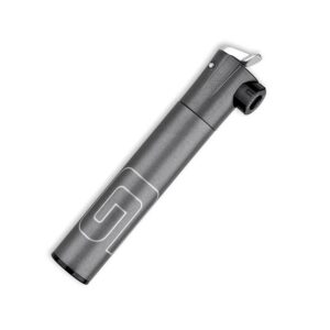 La Bomba Mini Inflador Telescópica Giyo GM-04LT es una herramienta compacta y de alta calidad diseñada para ofrecer un inflado rápido y eficiente en tus rutas. Fabricada en aluminio CNC, es ligera, resistente y perfecta para ciclistas que buscan una bomba portátil para llevar en sus salidas.