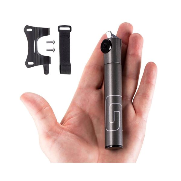 La Bomba Mini Inflador Telescópica Giyo GM-04LT es una herramienta compacta y de alta calidad diseñada para ofrecer un inflado rápido y eficiente en tus rutas. Fabricada en aluminio CNC, es ligera, resistente y perfecta para ciclistas que buscan una bomba portátil para llevar en sus salidas.
