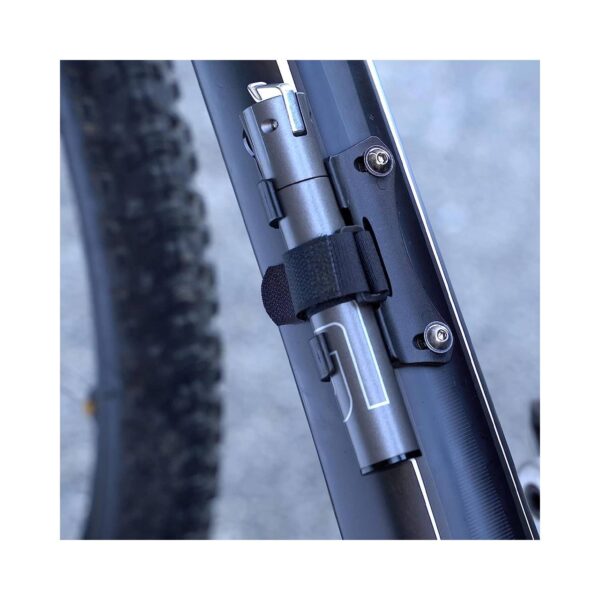La Bomba Mini Inflador Telescópica Giyo GM-04LT es una herramienta compacta y de alta calidad diseñada para ofrecer un inflado rápido y eficiente en tus rutas. Fabricada en aluminio CNC, es ligera, resistente y perfecta para ciclistas que buscan una bomba portátil para llevar en sus salidas.