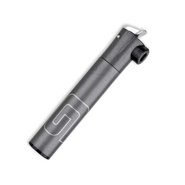 La Bomba Mini Inflador Telescópica Giyo GM-04LT es una herramienta compacta y de alta calidad diseñada para ofrecer un inflado rápido y eficiente en tus rutas. Fabricada en aluminio CNC, es ligera, resistente y perfecta para ciclistas que buscan una bomba portátil para llevar en sus salidas.