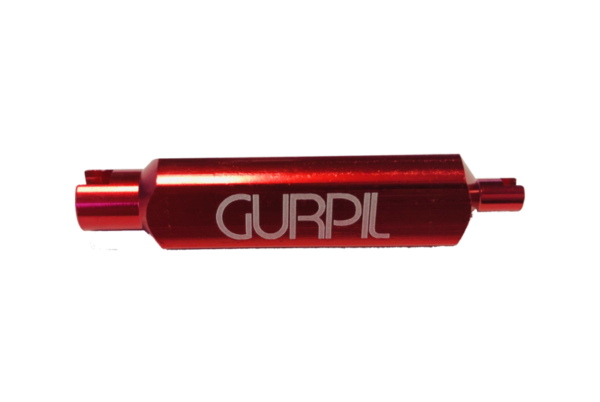 Llave Extractora de Obús Gurpil para Válvula Presta La llave extractora de obús Gurpil es una herramienta imprescindible para el montaje y desmontaje de válvulas Presta. Ideal para situaciones en las que el obús se ve obstruido por el líquido sellante, dificultando el paso del aire. Esta herramienta facilita la extracción y limpieza del obús, asegurando un flujo de aire óptimo y un rendimiento sin interrupciones en tus ruedas. Perfecta para mantener tus válvulas Presta funcionando correctamente y prolongar la vida útil de tu sistema tubeless.