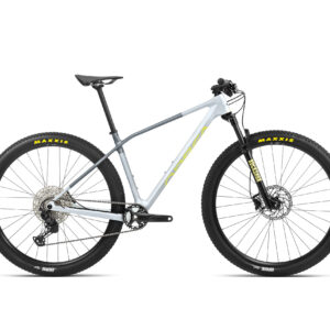 Bicicleta Orbea Alma M50 2023 con cuadro de carbono OMR, transmisión Shimano XT de 12 velocidades, frenos hidráulicos Shimano MT201, horquilla RockShox Judy Silver TK y ruedas tubeless-ready. Ideal para cross-country y terrenos técnicos.