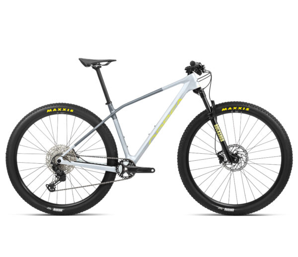 Bicicleta Orbea Alma M50 2023 con cuadro de carbono OMR, transmisión Shimano XT de 12 velocidades, frenos hidráulicos Shimano MT201, horquilla RockShox Judy Silver TK y ruedas tubeless-ready. Ideal para cross-country y terrenos técnicos.