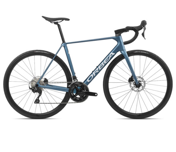 La Orbea Orca M30 2024 es la bicicleta de carretera ideal para ciclistas que buscan una combinación de rendimiento, ligereza y estilo. Con su cuadro de carbono, transmisión Shimano 105 y frenos de disco hidráulicos, la Orca M30 ofrece un manejo ágil y una excelente respuesta en terrenos exigentes. Con sus ruedas de carbono y una geometría optimizada para la comodidad, es perfecta tanto para ciclistas competitivos como para aquellos que disfrutan de largas rutas.