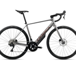 La Orbea Avant H30 2025 es una bicicleta de carretera con cuadro de aluminio y transmisión Shimano 105 de 12 velocidades. Diseñada para rutas largas y exigentes, ofrece comodidad, rendimiento y frenos de disco hidráulicos para una experiencia segura y confiable.
