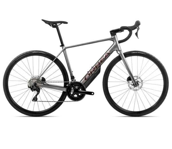 La Orbea Avant H30 2025 es una bicicleta de carretera con cuadro de aluminio y transmisión Shimano 105 de 12 velocidades. Diseñada para rutas largas y exigentes, ofrece comodidad, rendimiento y frenos de disco hidráulicos para una experiencia segura y confiable.