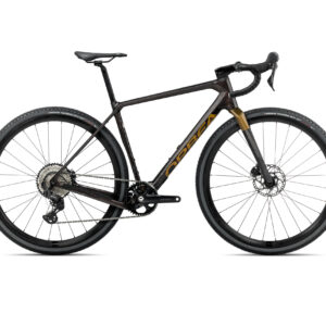 Bicicleta gravel Orbea Terra M30 Team 2024 en un entorno natural, destacando su diseño aerodinámico y su cuadro de carbono OMR con cableado interno. Equipada con componentes Shimano GRX de 12 velocidades y frenos hidráulicos de disco, ideal para aventuras todoterreno.