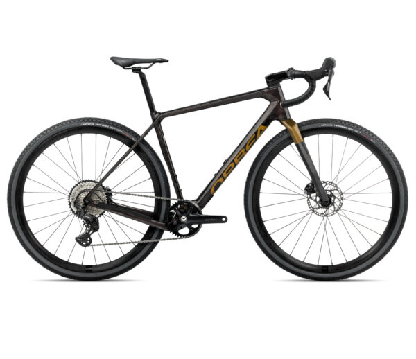 Bicicleta gravel Orbea Terra M30 Team 2024 en un entorno natural, destacando su diseño aerodinámico y su cuadro de carbono OMR con cableado interno. Equipada con componentes Shimano GRX de 12 velocidades y frenos hidráulicos de disco, ideal para aventuras todoterreno.
