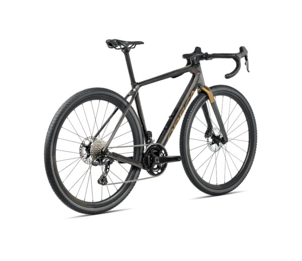 Bicicleta gravel Orbea Terra M30 Team 2024 en un entorno natural, destacando su diseño aerodinámico y su cuadro de carbono OMR con cableado interno. Equipada con componentes Shimano GRX de 12 velocidades y frenos hidráulicos de disco, ideal para aventuras todoterreno.