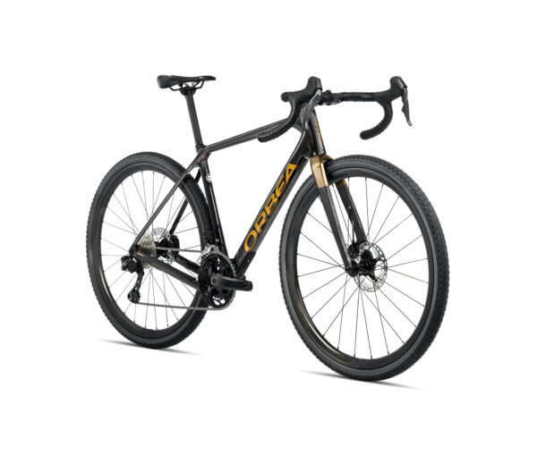 Bicicleta gravel Orbea Terra M30 Team 2024 en un entorno natural, destacando su diseño aerodinámico y su cuadro de carbono OMR con cableado interno. Equipada con componentes Shimano GRX de 12 velocidades y frenos hidráulicos de disco, ideal para aventuras todoterreno.