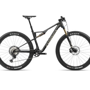 Orbea Oiz M10 2024: Bicicleta de montaña de alto rendimiento con cuadro de carbono OMR, horquilla Fox 34 Float SC y amortiguador Fox Float SL. Ideal para XC y rally, con transmisión Shimano XT de 12 velocidades y frenos hidráulicos Shimano XT. Ruedas de carbono y cubiertas Maxxis Rekon Race 2.40" para máximo agarre y rendimiento.