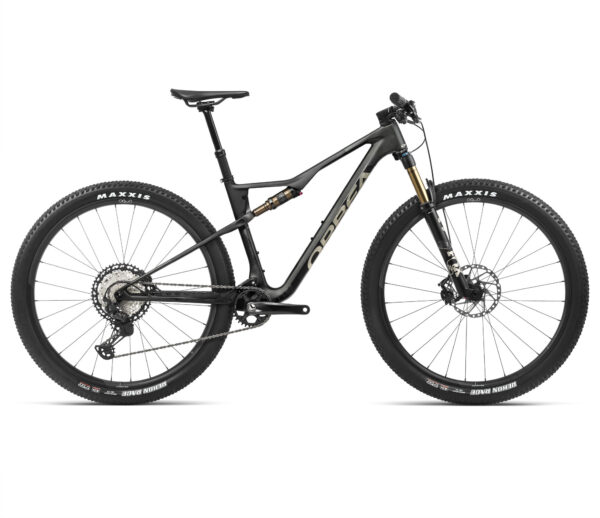 Orbea Oiz M10 2024: Bicicleta de montaña de alto rendimiento con cuadro de carbono OMR, horquilla Fox 34 Float SC y amortiguador Fox Float SL. Ideal para XC y rally, con transmisión Shimano XT de 12 velocidades y frenos hidráulicos Shimano XT. Ruedas de carbono y cubiertas Maxxis Rekon Race 2.40" para máximo agarre y rendimiento.